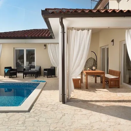 Golden Frame House Loborika