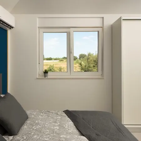 Golden Frame House *
