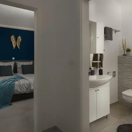 Golden Frame House * Loborika
